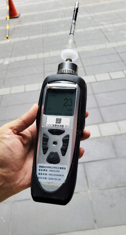 室內設計公司的工程管理在做什麼?施工期間可以確認的5件事 檢測前在室外校正VOC氣體偵測器,螢幕讀數為23 ppb