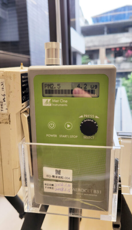 室內設計公司的工程管理在做什麼?施工期間可以確認的5件事 PM2.5檢測儀架設在窗邊,螢幕顯示讀數4.2 µg/m³