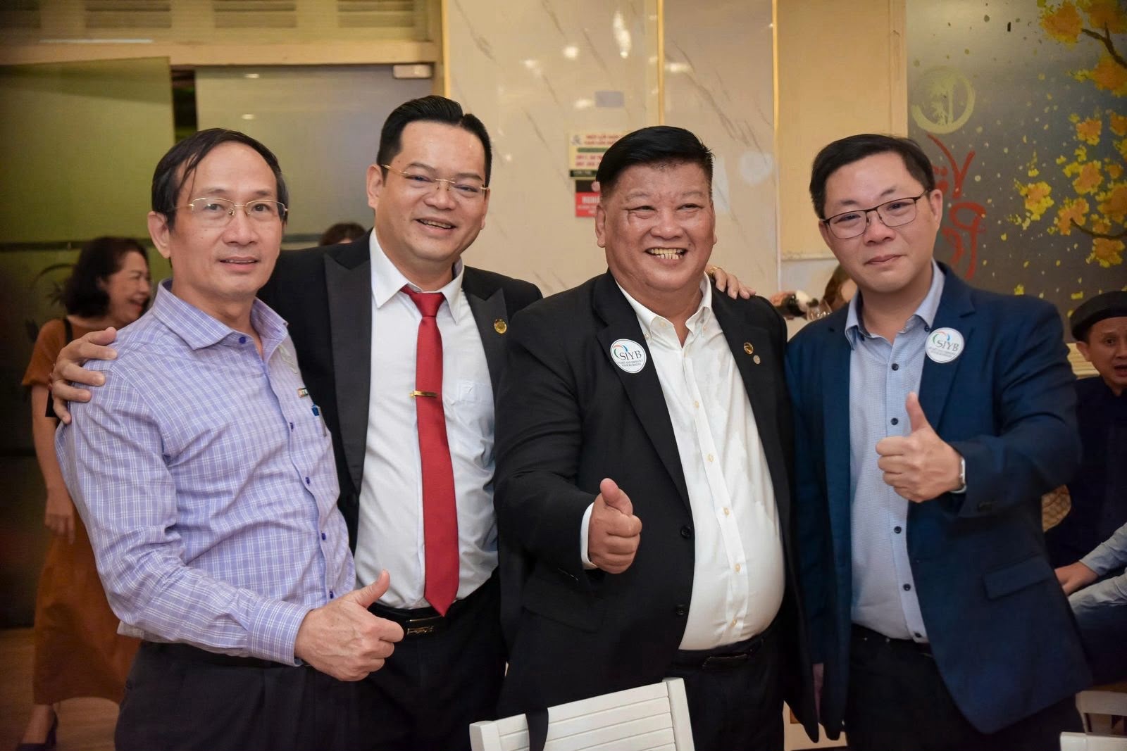ACTA台灣東協商會受邀出席SIYB越南企業家節交流會 與多國商協會共拓國際合作 四位與會企業家在SIYB交流活動現場比讚合影