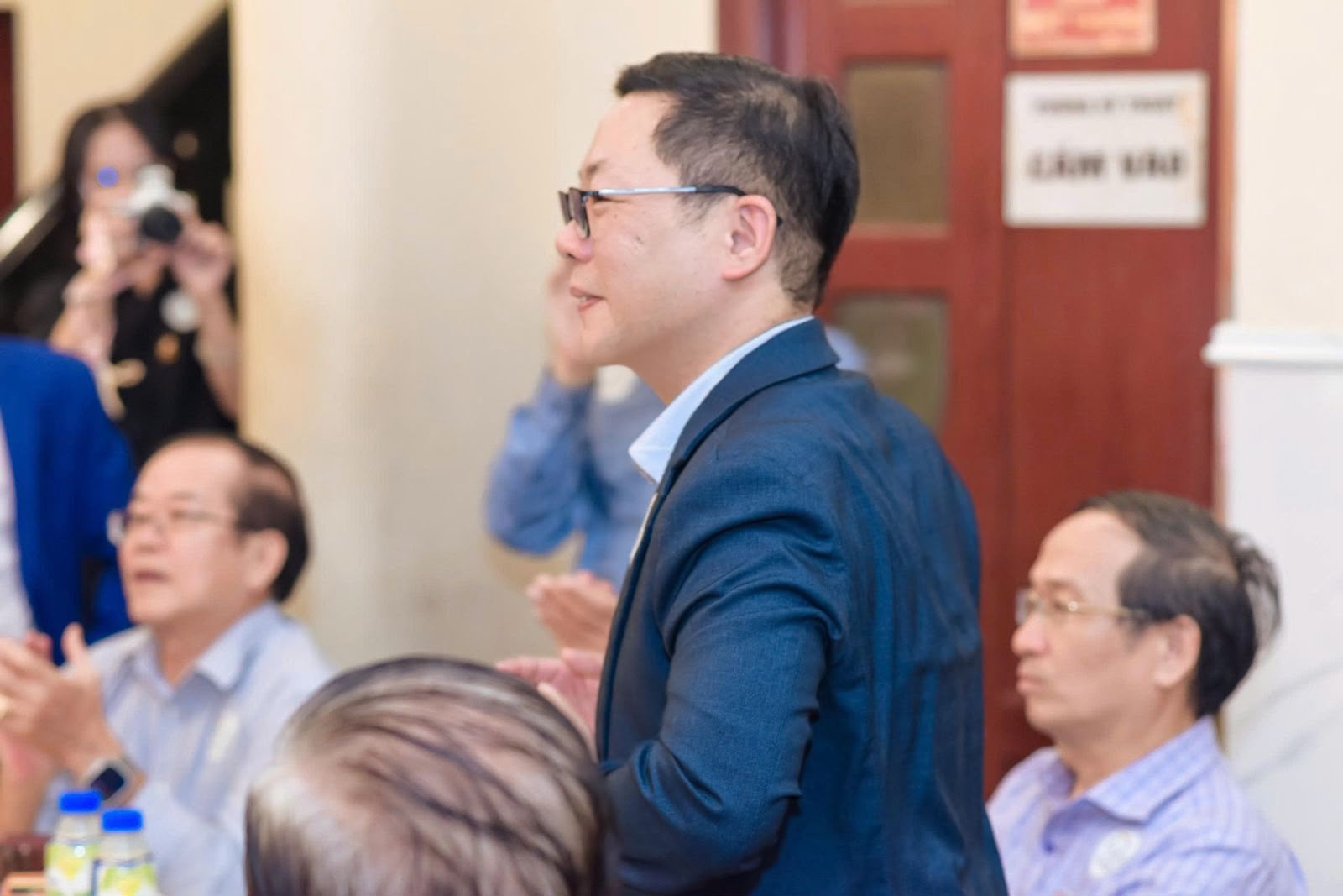 ACTA台灣東協商會受邀出席SIYB越南企業家節交流會 與多國商協會共拓國際合作 ACTA台灣東協商會理事長黃振綱身穿深藍色西裝,在SIYB交流活動現場起身鼓掌