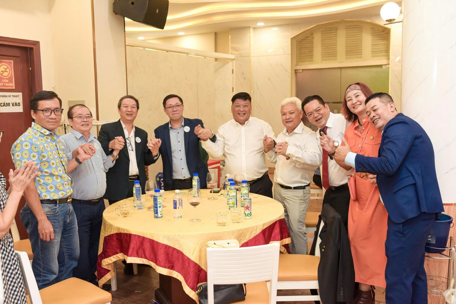 ACTA台灣東協商會受邀出席SIYB越南企業家節交流會 與多國商協會共拓國際合作 與會企業與商協會代表圍在圓桌旁手牽手合影