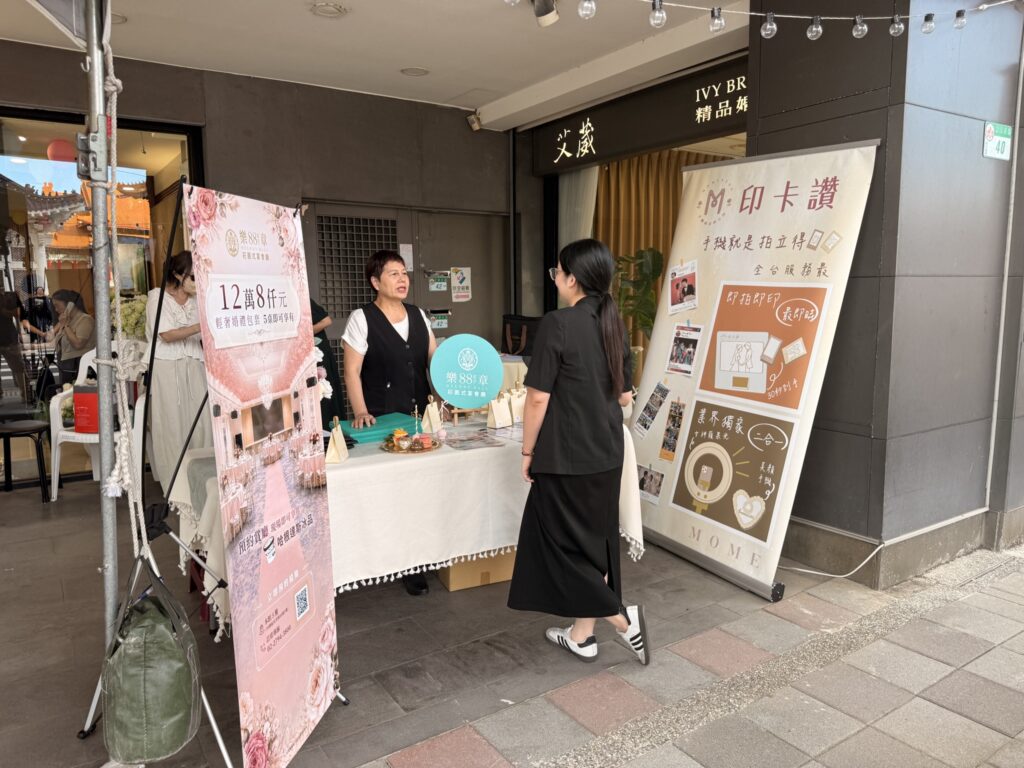 「光輝十月・幸福愛東」串聯婚紗美學與咖啡體驗 婚紗街店家於門口設置接待桌與活動看板,與到訪民眾交流