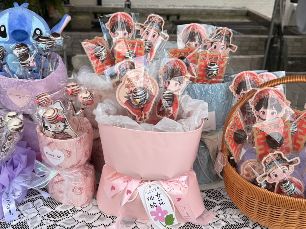 「光輝十月・幸福愛東」串聯婚紗美學與咖啡體驗 婚禮主題禮品以花束與提籃方式陳列,搭配新人造型圖卡