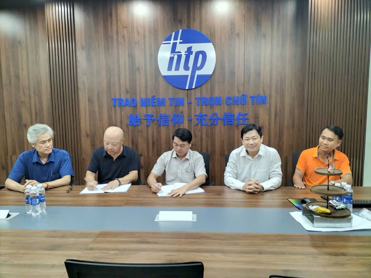 迎向淨零碳排 越南環成發建築與陽光市集、鼎力科技簽署MOU 攜手推動太陽能、儲能與LEED綠建築 越南環成發建築與陽光市集暨鼎力機電代表在會議桌前簽署合作備忘錄