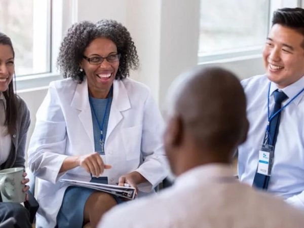 印尼與中國宣布合作成立數位健康聯合實驗室，合作重點涵蓋醫療人工智慧、數位醫療工具研發與標準化推動，印尼官方強調將在既有監管與安全框架下導入相關技術。圖為醫療人員與個案進行討論的示意畫面。 **圖片來源：**翻攝自 Healthcare IT News 報導頁面