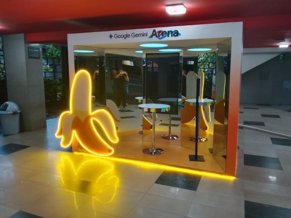 印尼德波市古納達瑪大學校園內設置「Google Gemini Arena」互動體驗區，展示生成式 AI 工具並舉辦工作坊，吸引學生到場參與。圖片翻攝自 JPNN.com