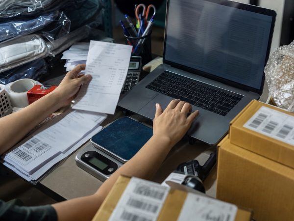 越南電商平台賣家費用與對帳流程新聞示意圖。