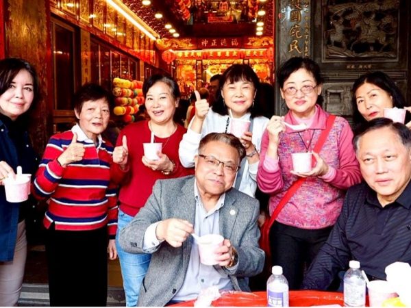 前排右起獅子會張鴻儒總監及本宮首席顧問詹雙發(享用平安湯圓)/圖 萬華龍津宮提供
