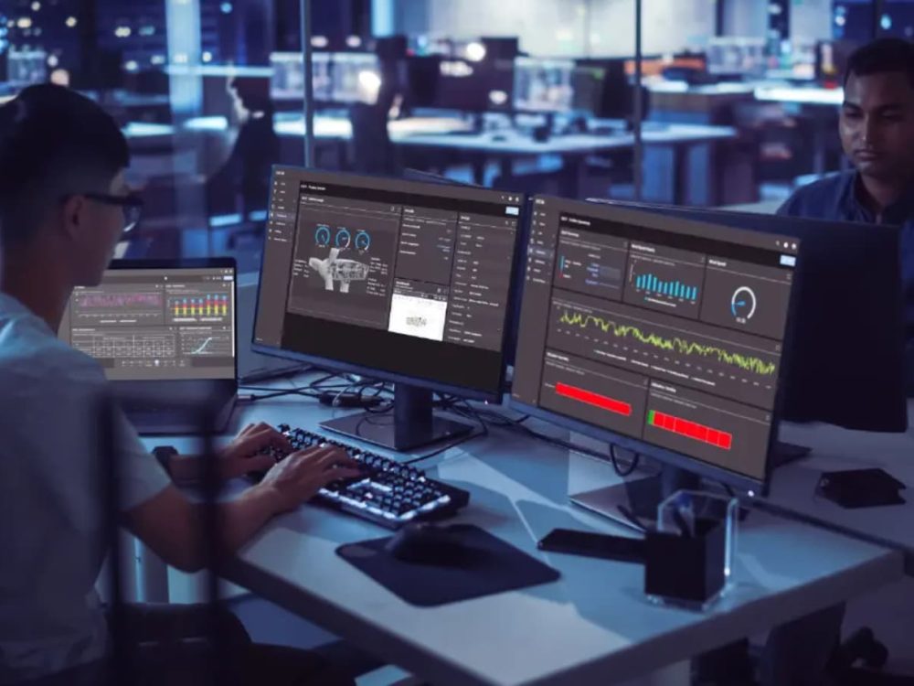 圖說：工程師在控制中心透過 AVEVA 工業 AI 與資料分析平台即時監控生產數據與設備狀態，協助泰國製造業提高效率、降低能耗，呼應泰國依循 BCG（生物－循環－綠色）經濟模型推動永續轉型的方向。（圖翻攝自 bangkokbiznews）