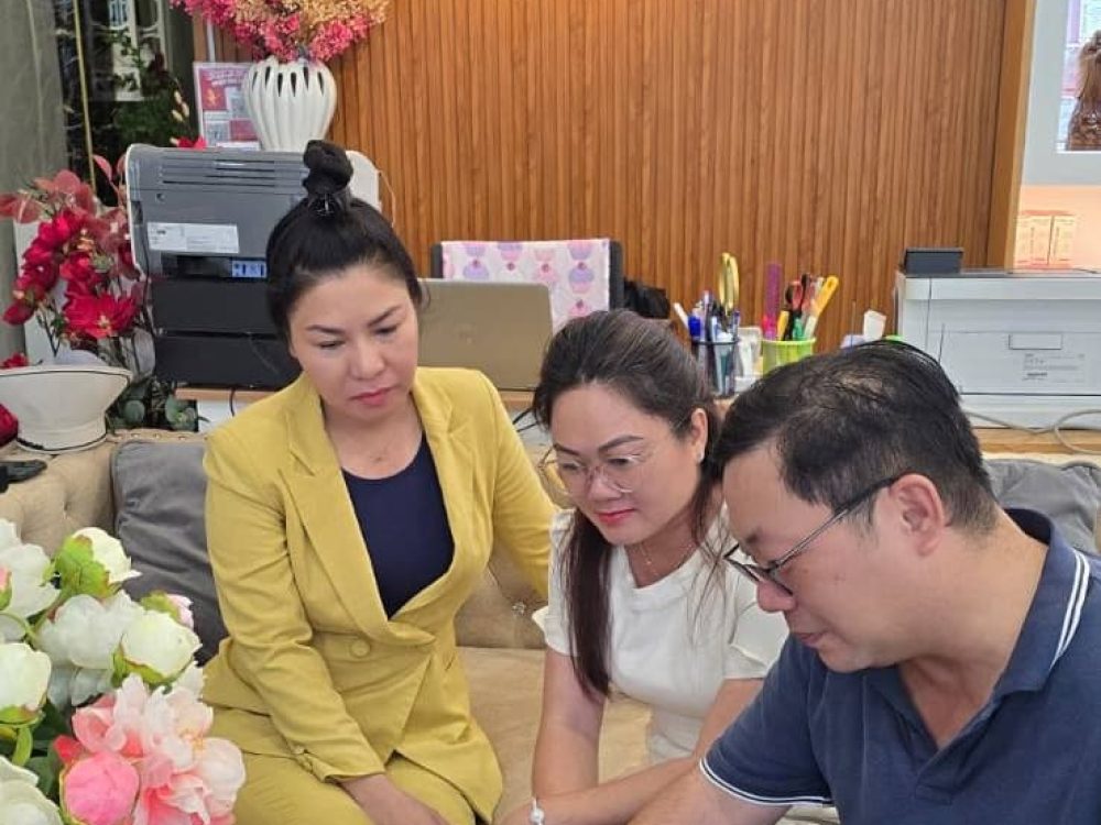 圖說：東協商會代表與 Yến Sào Song Kim 管理團隊在門市沙發區討論合作方案，透過實地交流深入了解越南燕窩產業鏈與市場趨勢。（圖由東協商會提供）