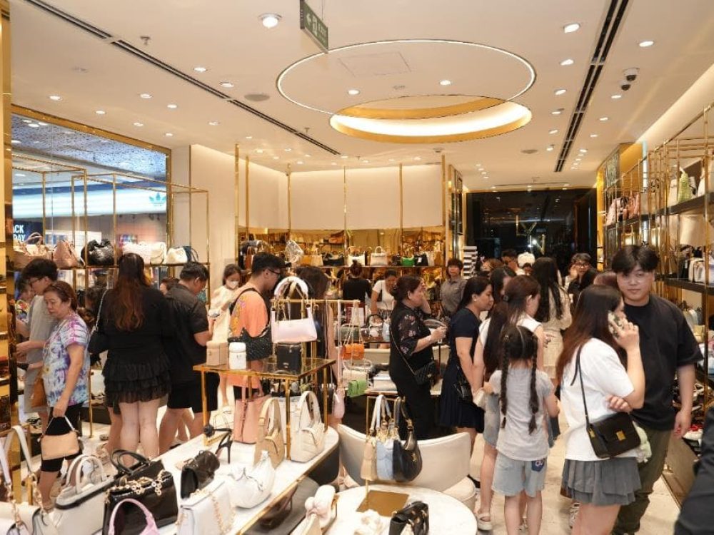 年終購物季開跑，越南商場內名牌包專賣店擠滿前來挑選折扣商品的民眾，顯示零售業已步入年度消費高峰（圖翻攝自kinhtetieudung）