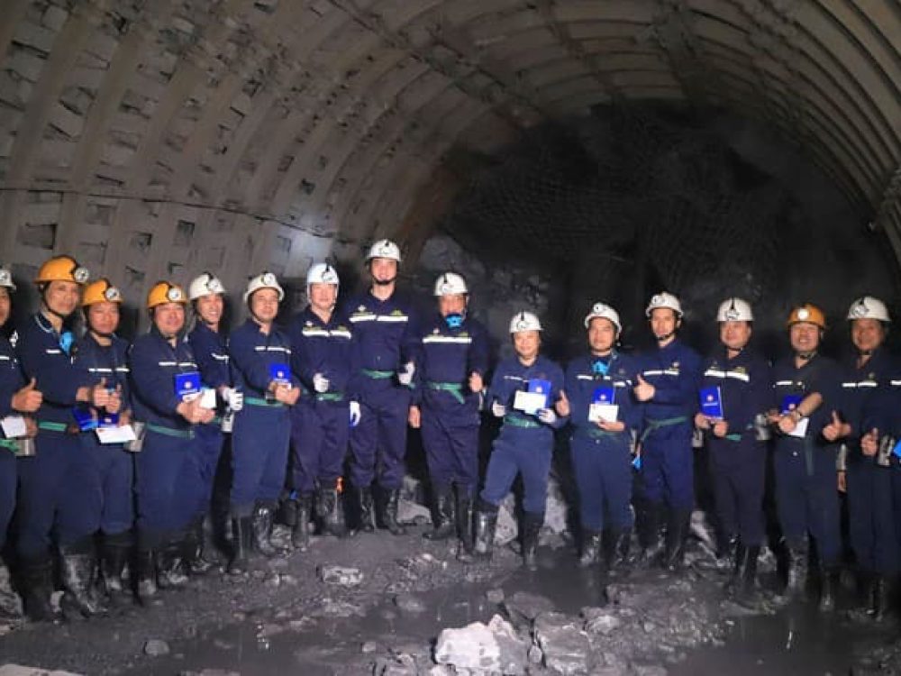 TKV 礦業集團幹部與礦工在地下巷道合影，展現誓言完成 2025 年 8% 成長目標的決心（圖翻攝自baochinhphu）