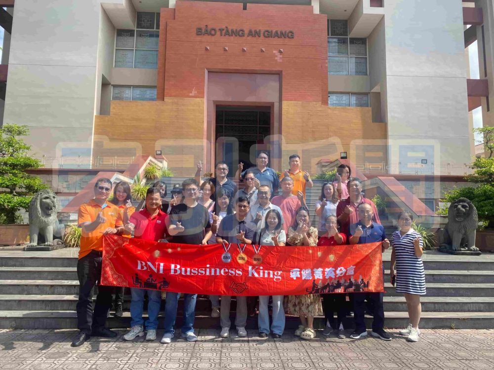 圖說：本次「2025安江—朱篤—薄遙商機探索暨 BNI 跨境交流之旅」首日行程，考察團抵達安江省博物館，來自越南與台灣的 27 位企業代表在館前合影，為三天兩夜的商務旅遊交流正式揭開序幕。（圖由越南全富佳旅行社提供）